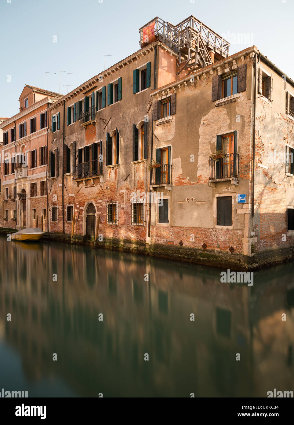 Edifici antichi lungo la laguna veneziana a Venezia durante il giorno Foto Stock