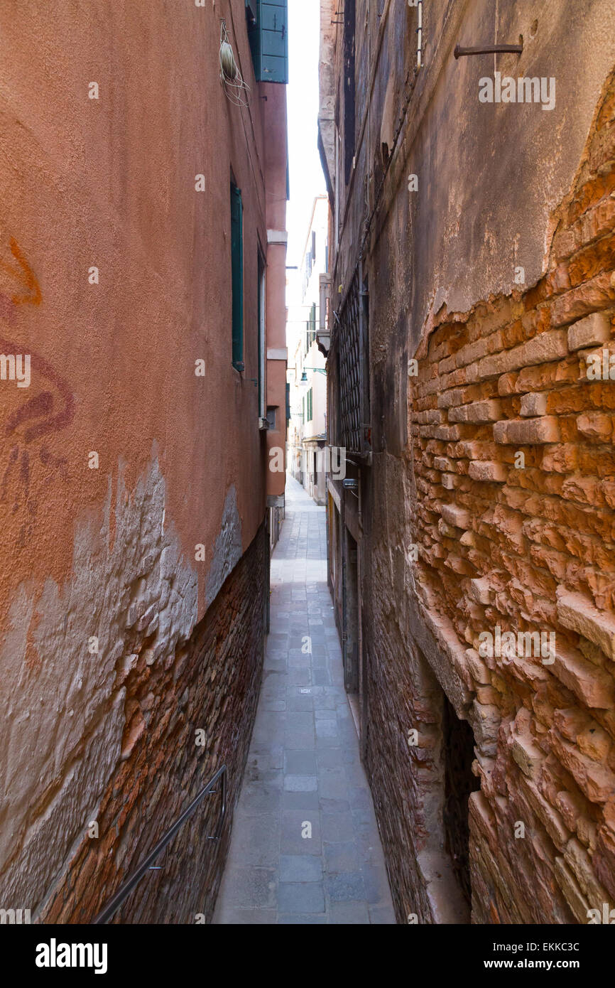 Vecchie strade di Venezia che mostra quanto stretta alcune delle strade sono. Foto Stock