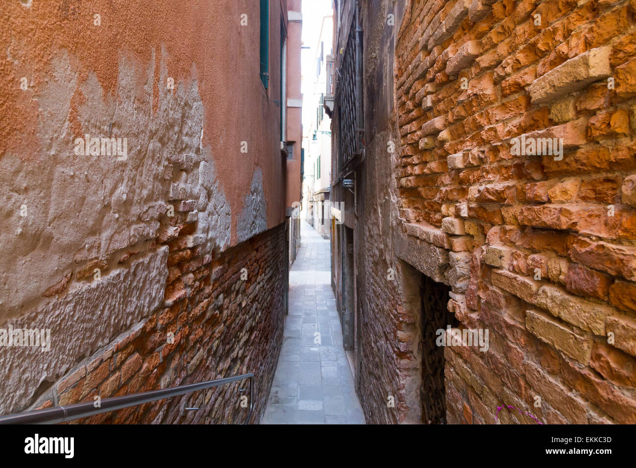 Vecchie strade di Venezia che mostra quanto stretta alcune delle strade sono. Foto Stock