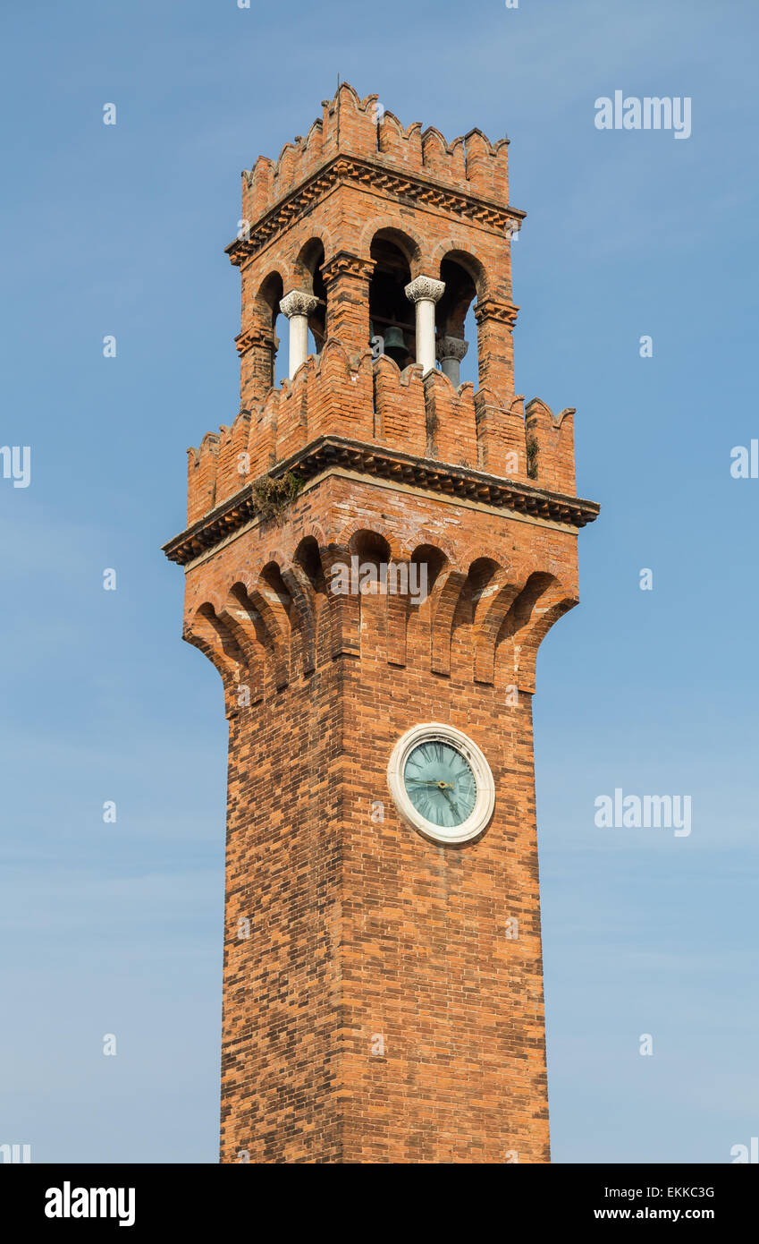 Una vista del campanile e la Torre dell Orologio a Murano Foto Stock