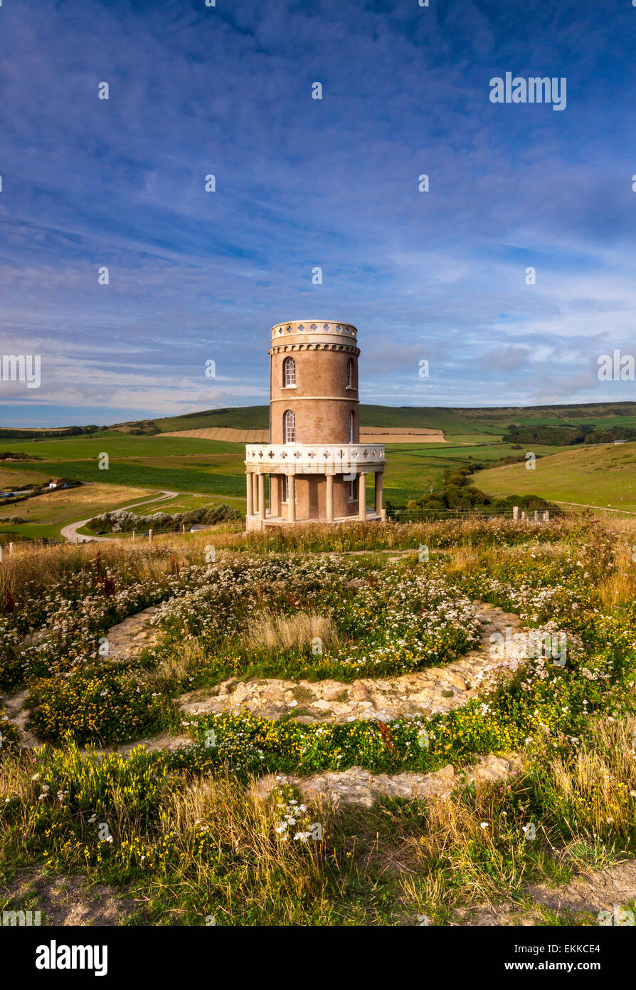 Cliff-top follia su la costa del Dorset, Inghilterra. La torre è stata smantellata e spostato di circa 9 metri di distanza dalla rupe per evitare di essere perso Foto Stock