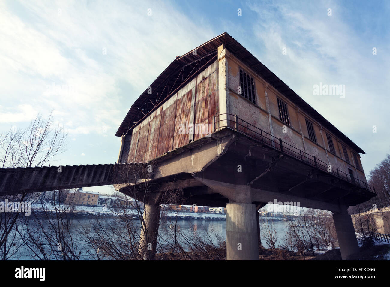 Pavia, Italia : abbandonato idrovolante hangar lungo il fiume Ticino Foto Stock