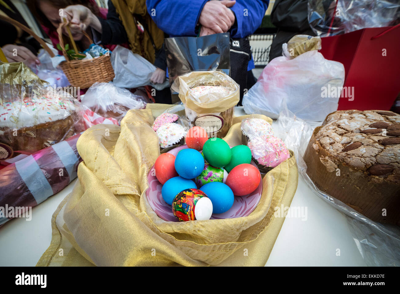 La pasqua ortodossa celebrazioni con uova decorate, torte e la Pasqua (Easter) cesti in attesa di ricevere un'acqua santa benedizione sul grande sabato al di fuori della chiesa russa (Diocesi di Sourozh) a Londra, Regno Unito. Foto Stock