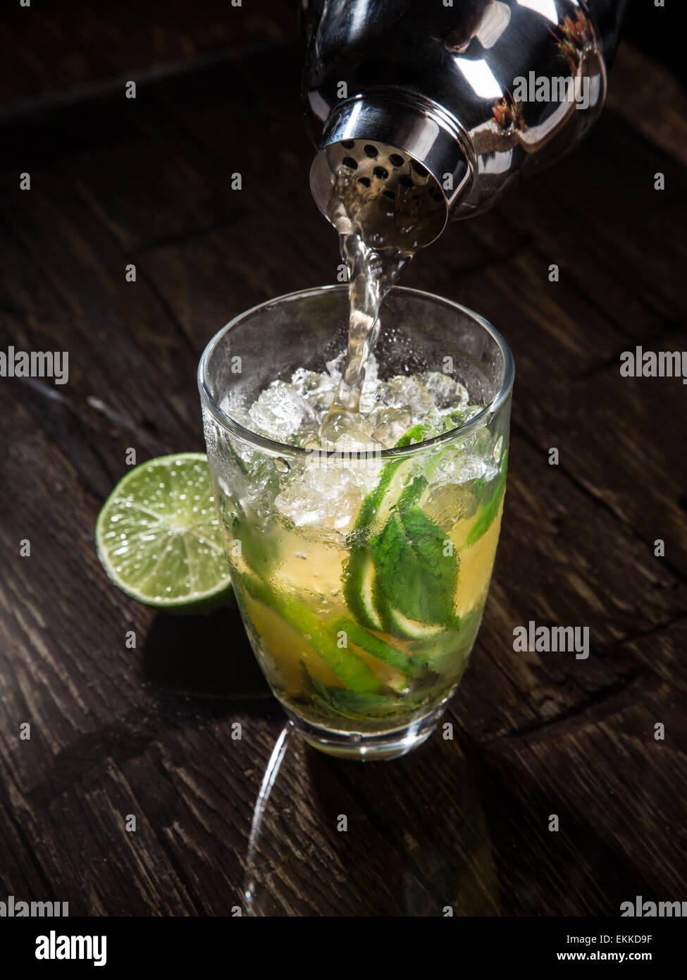 Versando un cocktail in vetro, close-up. Foto Stock