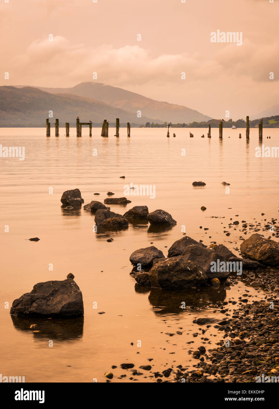 Una lunga esposizione di un scozzese loch e Jetty. Le montagne del Trossachs circondano il loch Foto Stock