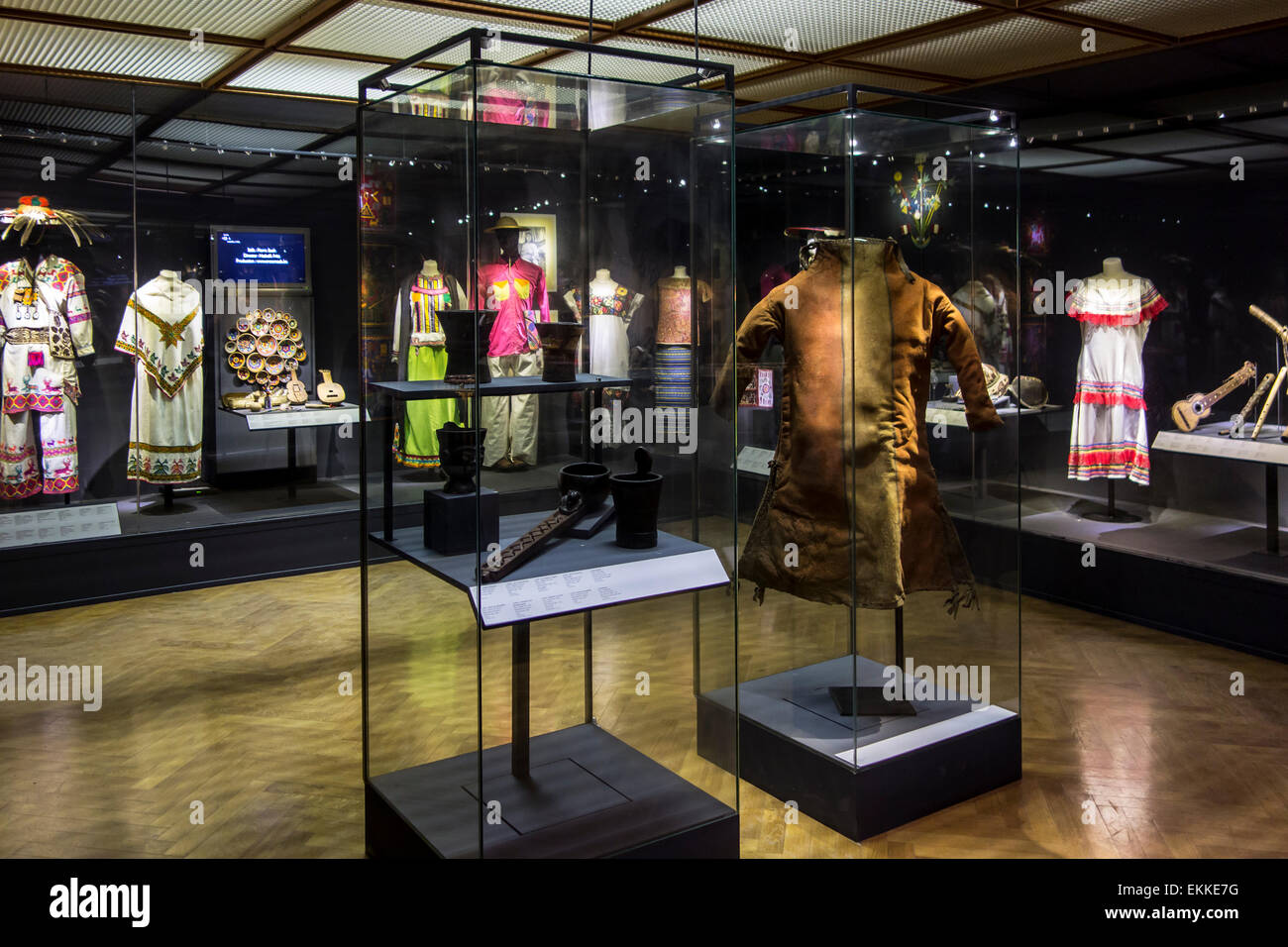 Abiti tradizionali dalle Americhe sul display nel parco del Cinquantenario Museo / Jubelparkmuseum a Bruxelles, in Belgio Foto Stock