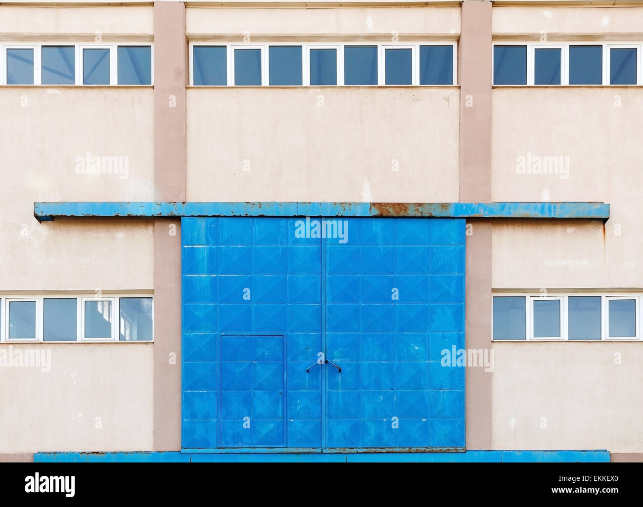 Edificio industriale facciata con il grande blu metallico chiuso, porta foto di sfondo texture Foto Stock