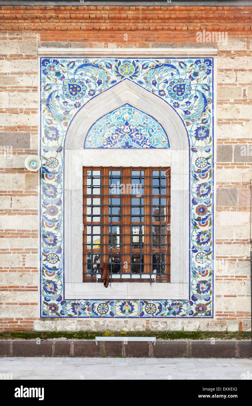 Stile Arabo fondo di architettura. Decorazione della vecchia moschea finestra. Izmir, Turchia Foto Stock