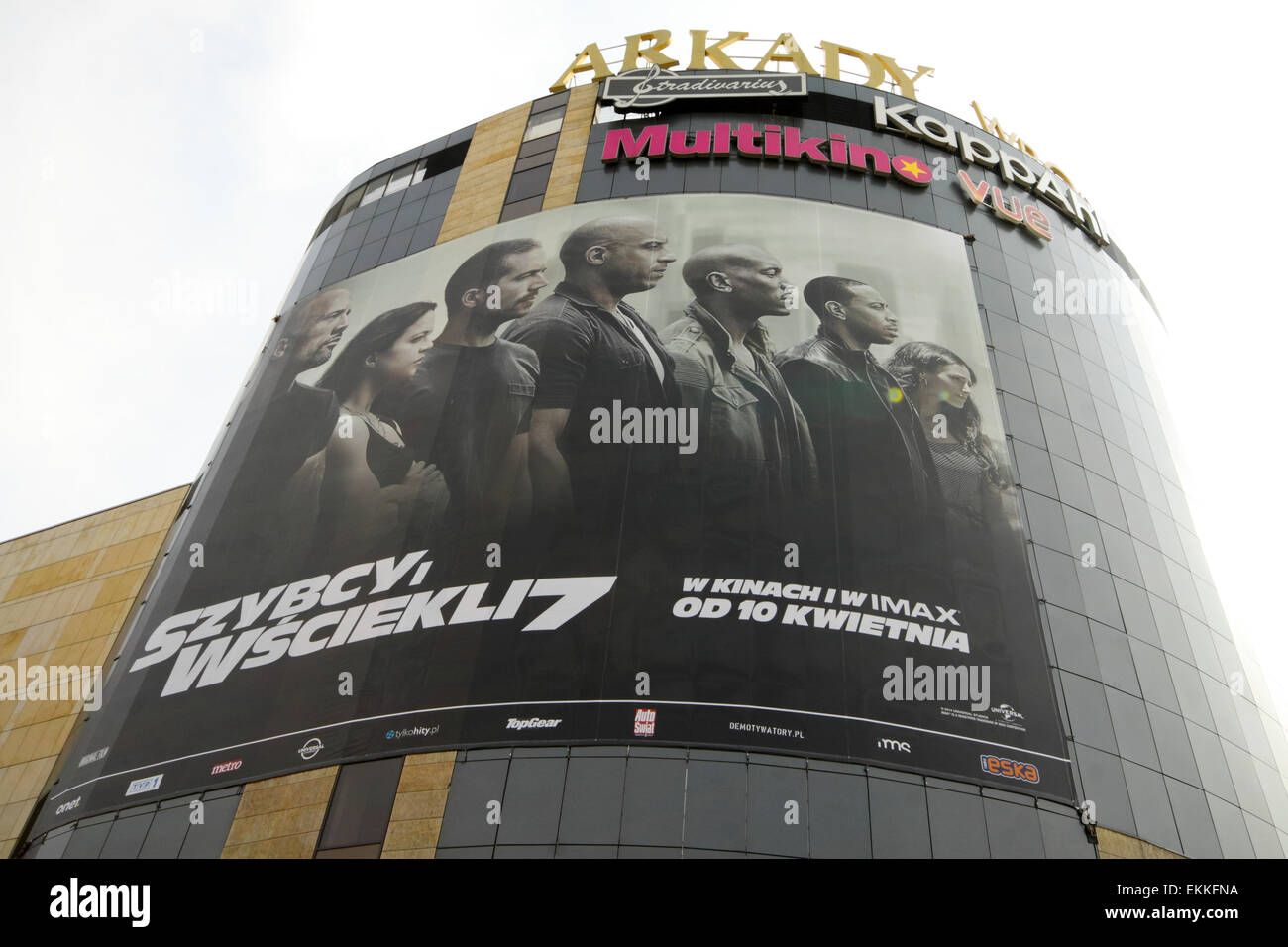 Wroclaw, Polonia. 11 Aprile, 2015. Big poster pubblicitari "veloce e furioso 7' filmato sulla facciata di Arkady Wroclawskie shopping center. Lucidare il titolo del filmato è 'Szybcy ho wsciekli 7'. Credito: Piotr Zajac/Alamy Live News Foto Stock