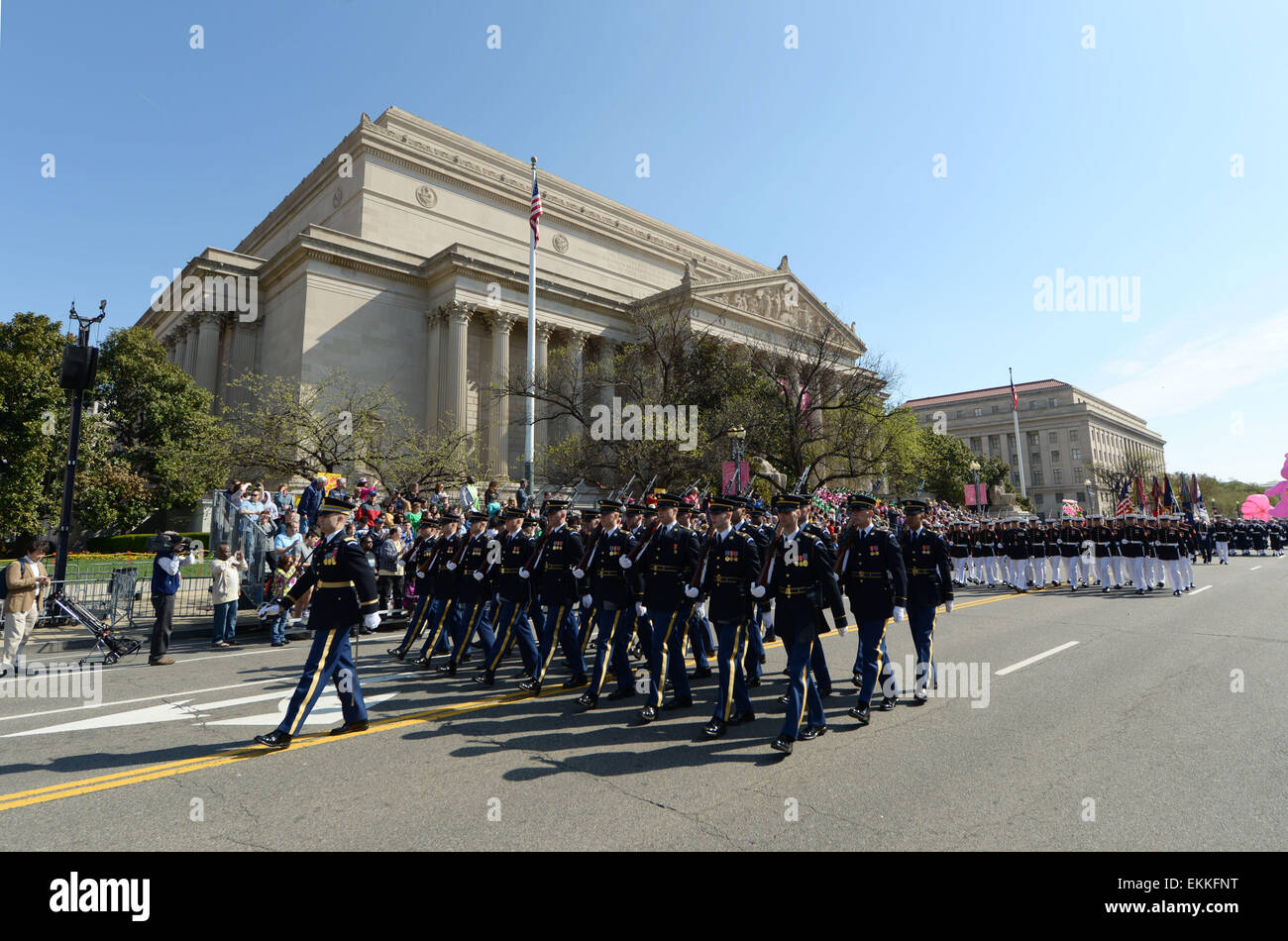 Washington, DC, Stati Uniti d'America. Xi Apr, 2015. Onore guardie frequentare l annuale Cherry Blossom Festival Parade lungo la Constitution Avenue a Washington DC, capitale degli Stati Uniti, 11 aprile 2015. Il corteo è uno dei capitali americani più grandi manifestazioni pubbliche, disegno circa centomila spettatori da tutto il mondo. Credito: Yin Bogu/Xinhua/Alamy Live News Foto Stock