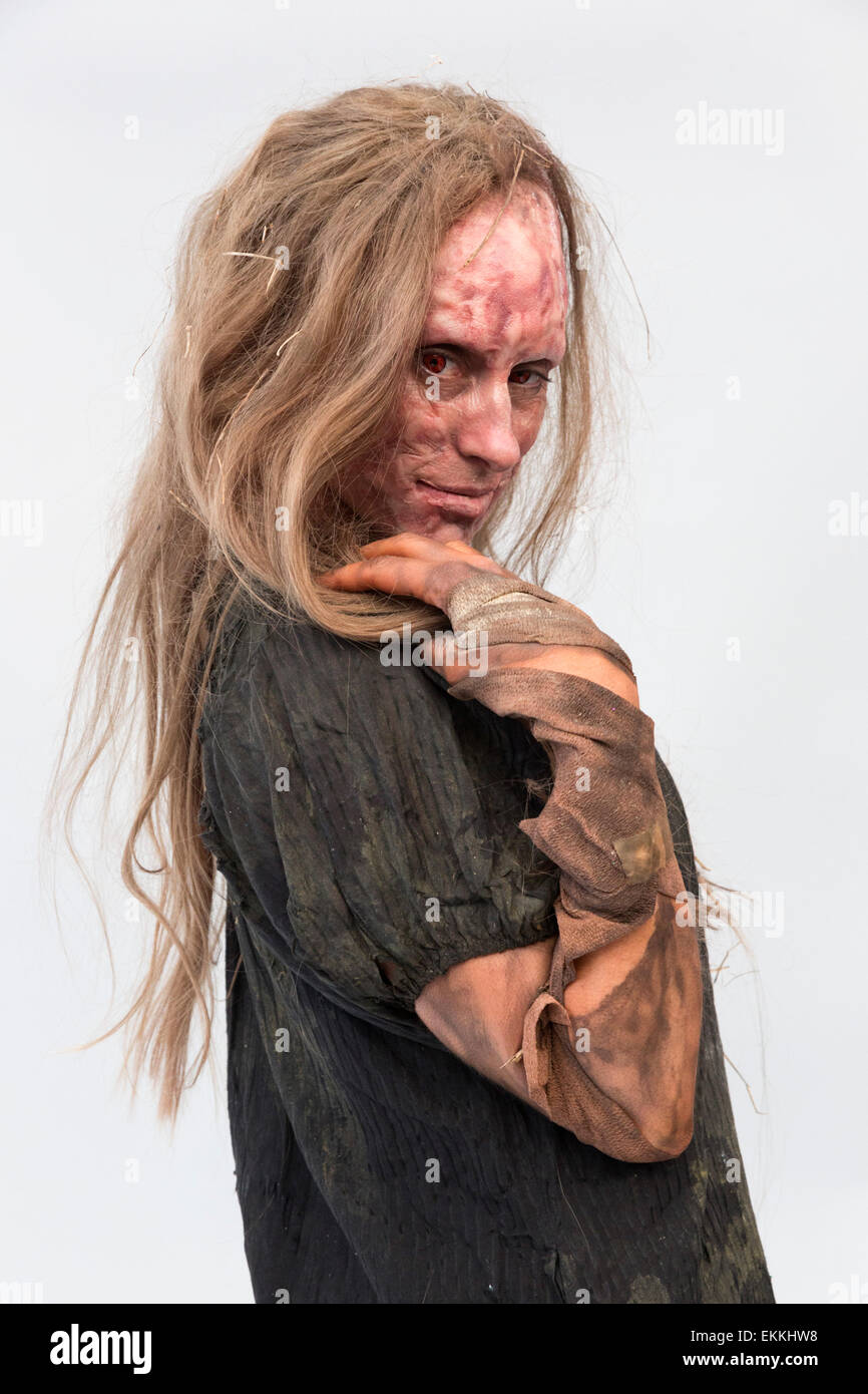 Londra, Regno Unito. 11 aprile 2015. Zombie trucco stile creato da trucco francese artista Harold Levy, modello Karine Rzepka. Regno Truccatori Expo (UMAe), il Regno Unito che conduce agli aspiranti e professionali per capelli e trucco artisti trade show, ottiene in corso presso il Business Design Centre di Islington, London, Regno Unito. Si corre fino a domenica 12 aprile. A questo trade show professionisti leader di fornire dimostrazioni e le tecniche più recenti e i prodotti sono presentati. Credito: bas/Alamy Live News Foto Stock