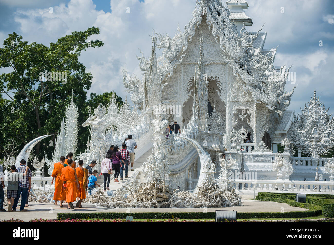 Wat Rong Khun meglio conosciuto per gli stranieri come il tempio di bianco, è un arte contemporanea nella forma di un tempio buddista Foto Stock