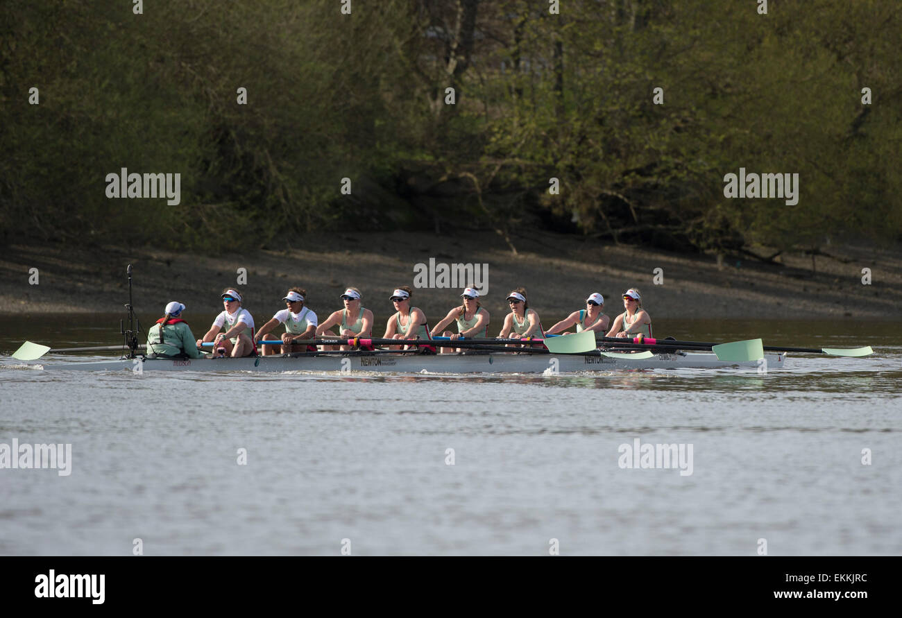 Londra, Regno Unito. Xi Apr, 2015. Università di Cambridge donne barca blu durante il Newton Womens Boat Race. [CUWBC Bow] Hannah Evans, [#2] Ashton Brown, [#3] Caroline Reid, [#4] Claire Watkins, [#5] Melissa Wilson, [#6] Holly Hill, [#7] Martschenko Daphne, [ictus] Fanny Belais, [Cox] Rosmarino Ostfeld. Credito: Stephen Bartolomeo/Alamy Live News Foto Stock