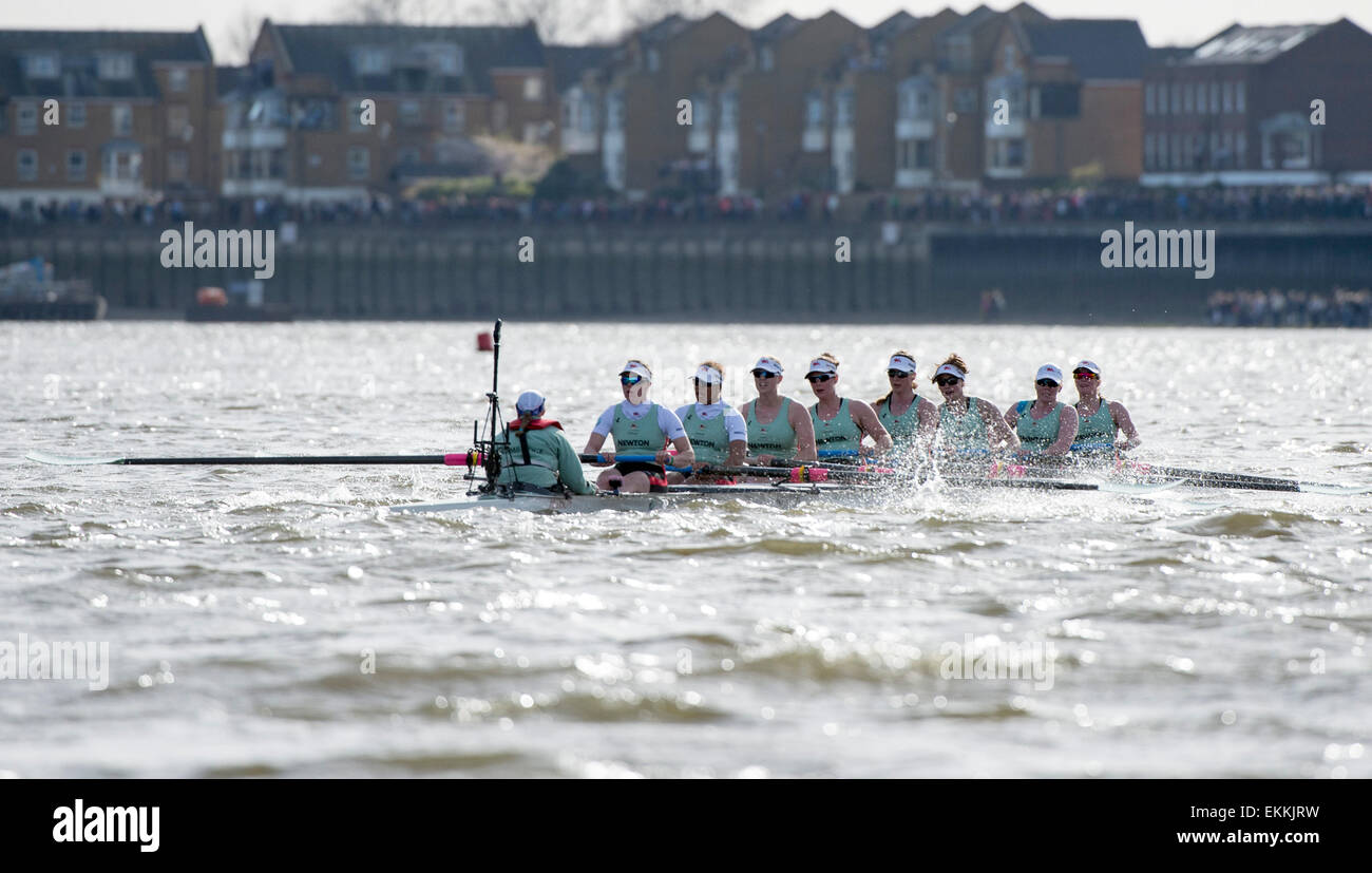 Londra, Regno Unito. Xi Apr, 2015. Università di Cambridge donne barca blu durante il Newton Womens Boat Race. [CUWBC Bow] Hannah Evans, [#2] Ashton Brown, [#3] Caroline Reid, [#4] Claire Watkins, [#5] Melissa Wilson, [#6] Holly Hill, [#7] Martschenko Daphne, [ictus] Fanny Belais, [Cox] Rosmarino Ostfeld. Credito: Stephen Bartolomeo/Alamy Live News Foto Stock