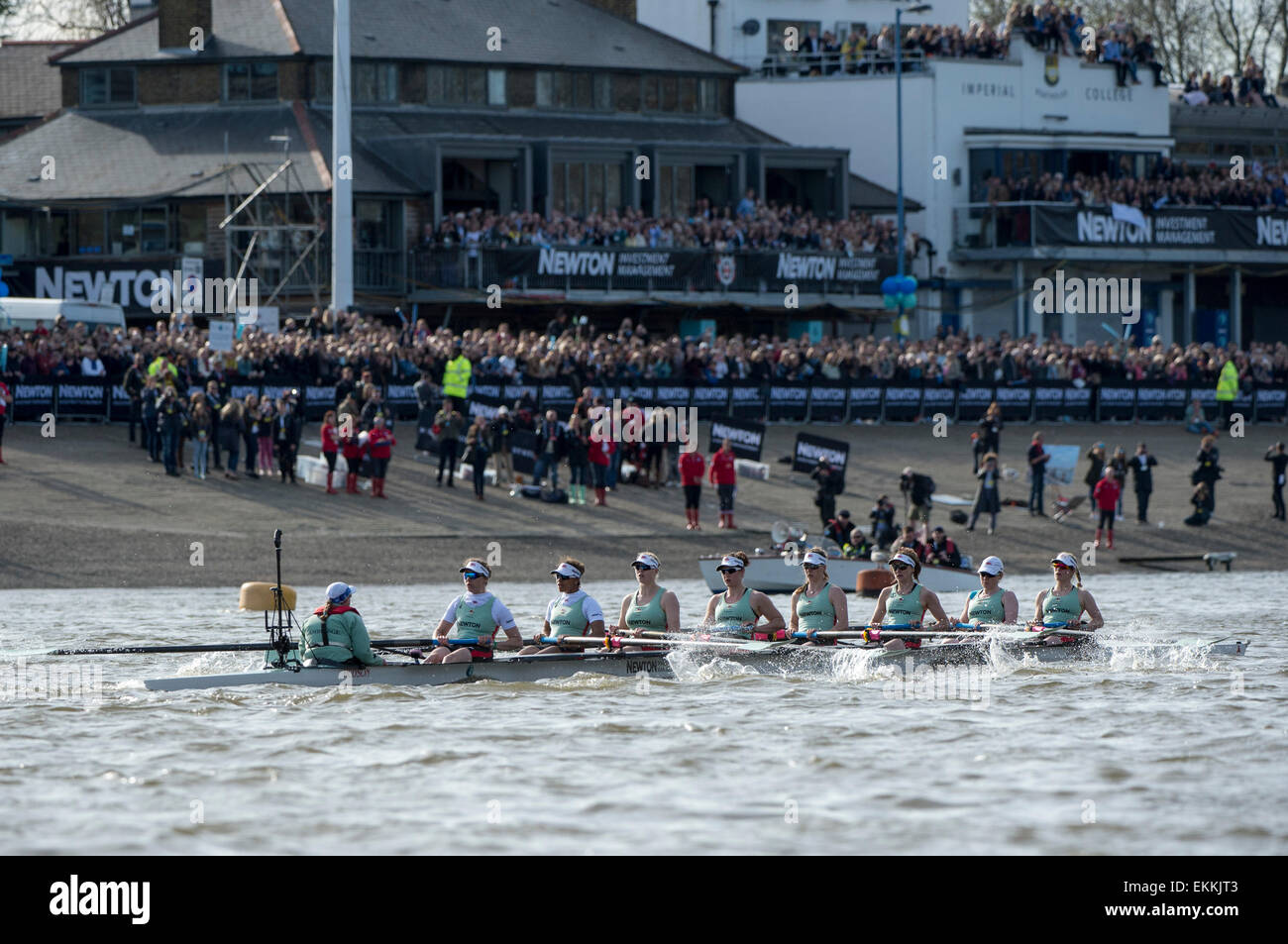 Londra, Regno Unito. Xi Apr, 2015. Università di Cambridge donne barca blu all'inizio del Newton Womens Boat Race. [CUWBC Bow] Hannah Evans, [#2] Ashton Brown, [#3] Caroline Reid, [#4] Claire Watkins, [#5] Melissa Wilson, [#6] Holly Hill, [#7] Martschenko Daphne, [ictus] Fanny Belais, [Cox] Rosmarino Ostfeld. Credito: Stephen Bartolomeo/Alamy Live News Foto Stock