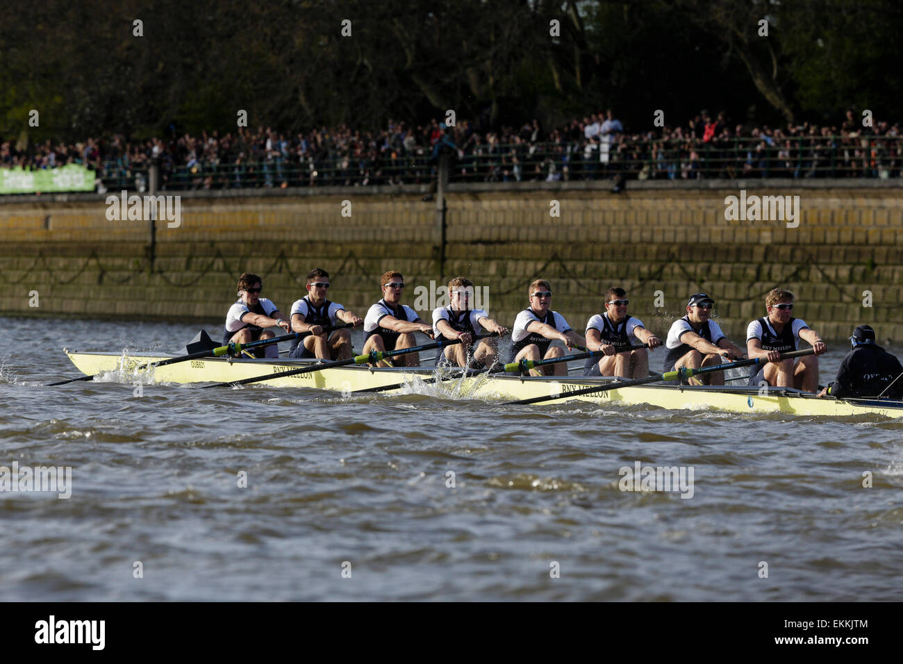 Londra, Regno Unito. Xi Apr, 2015. BNY Mellon barca corse al giorno. Mens Boat Race. Equipaggio di Oxford all'inizio Oxford equipaggio - Prua: Sarà Geffen, 2: James O'Connor, 3: Henry Goodier, 4: Tom Swartz, 5: Jamie Cook, 6: Michael DiSanto, 7: Sam O'Connor, corsa: Costantino Louloudis, Cox: Sarà Hakim Credito: Azione Sport Plus/Alamy Live News Foto Stock