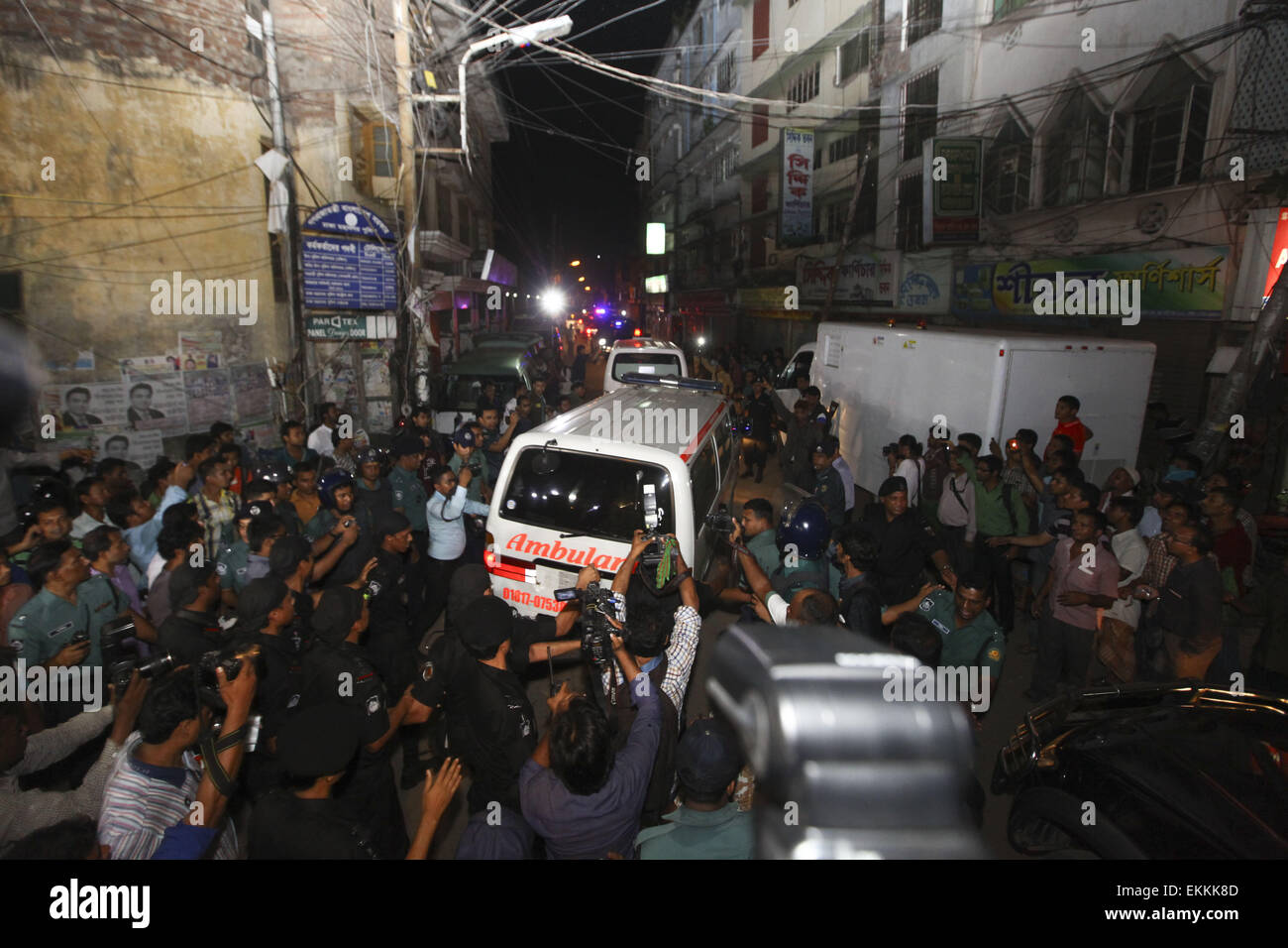 Dacca in Bangladesh. Xi Apr, 2015. Un ambulanza che trasportano il cadavere di criminali di guerra Mohammad Kamaruzzaman emergenti da Dacca prigione centrale, Dhaka, Bangladesh, Aprile 11, 2015. Gruppo Jamaat-e-Islami henchman Mohammad Kamaruzzaman è stato impiccato per le sue atrocità che erano peggiori dei nazisti' per arrestare l'alba sul Bangladesh guerra di liberazione nel 1971. Credito: Nashirul Islam/ZUMA filo/ZUMAPRESS.com/Alamy Live News Foto Stock