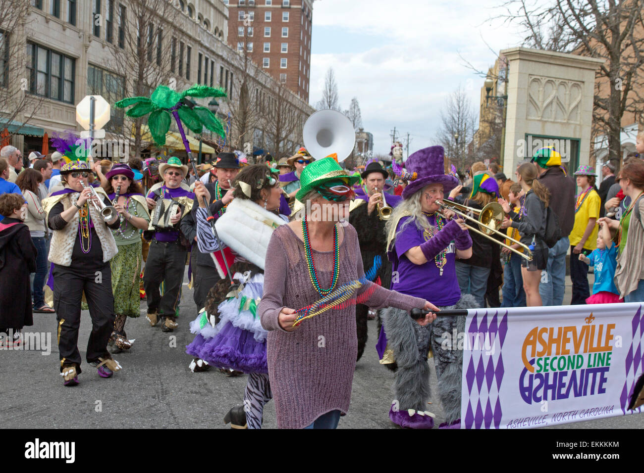 I musicisti che indossa colorato e creativo costumi riprodurre musica per intrattenere gli spettatori come il marzo nell'annuale Mardi Gras Parade Foto Stock