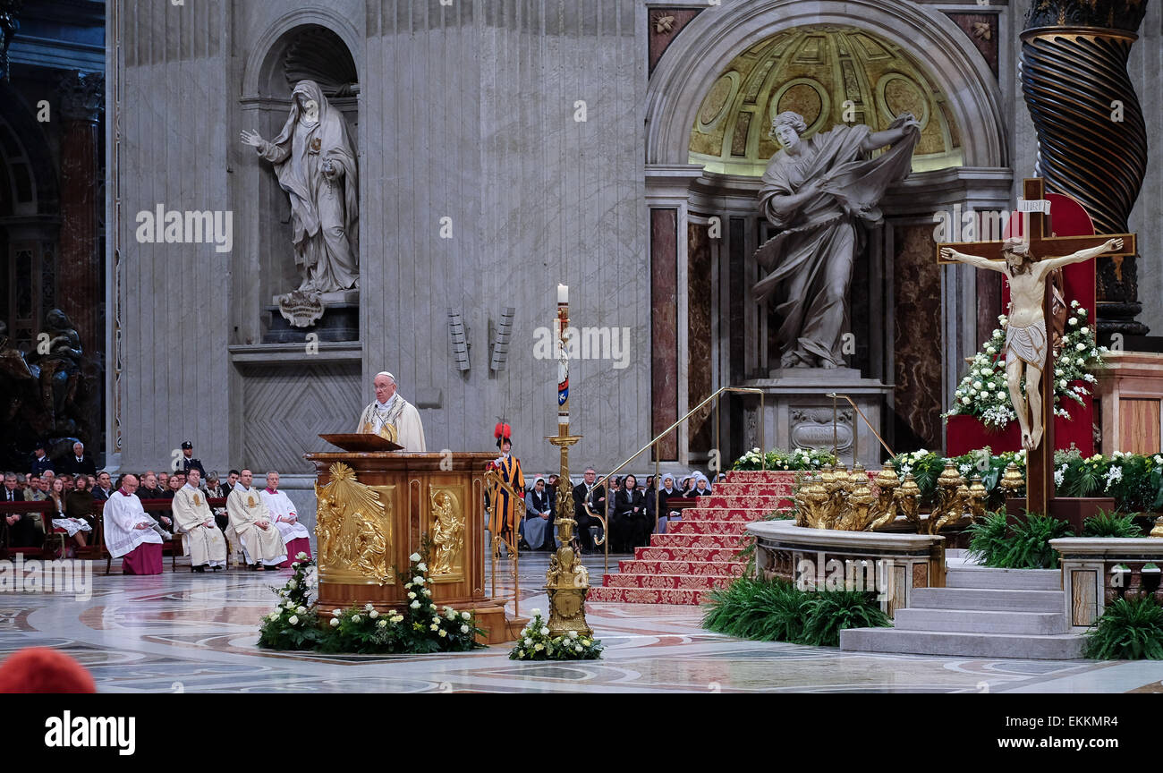 La Basilica di San Pietro e la Città del Vaticano. 11 Aprile, 2015. Papa cerimonia Francesco pubblicazione della Bolla papale Anno Santo della misericordia Credito: Davvero Facile Star/Alamy Live News Foto Stock