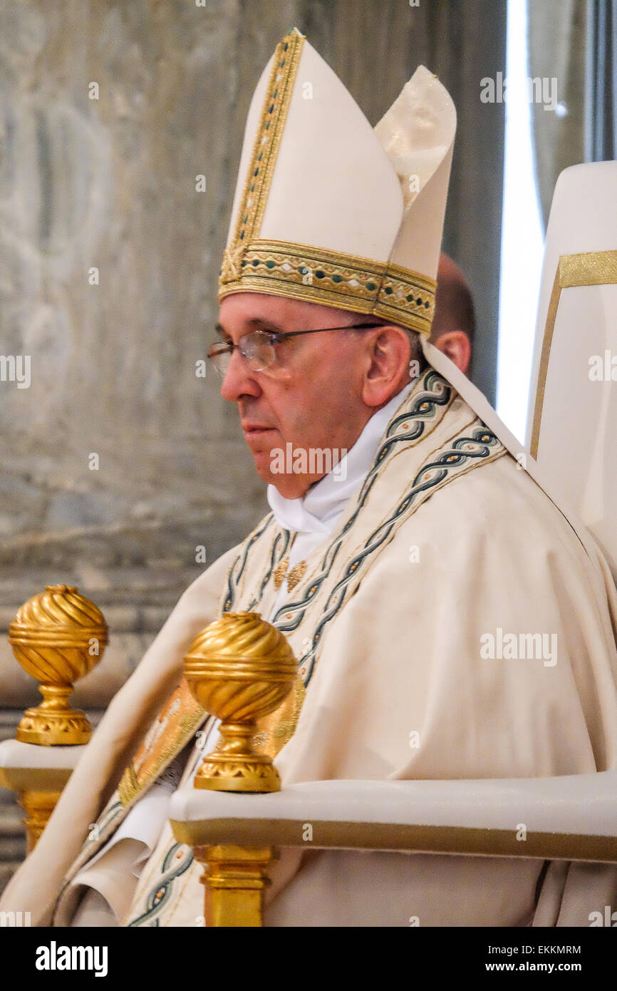 La Basilica di San Pietro e la Città del Vaticano. 11 Aprile, 2015. Papa cerimonia Francesco pubblicazione della Bolla papale Anno Santo della misericordia Credito: Davvero Facile Star/Alamy Live News Foto Stock