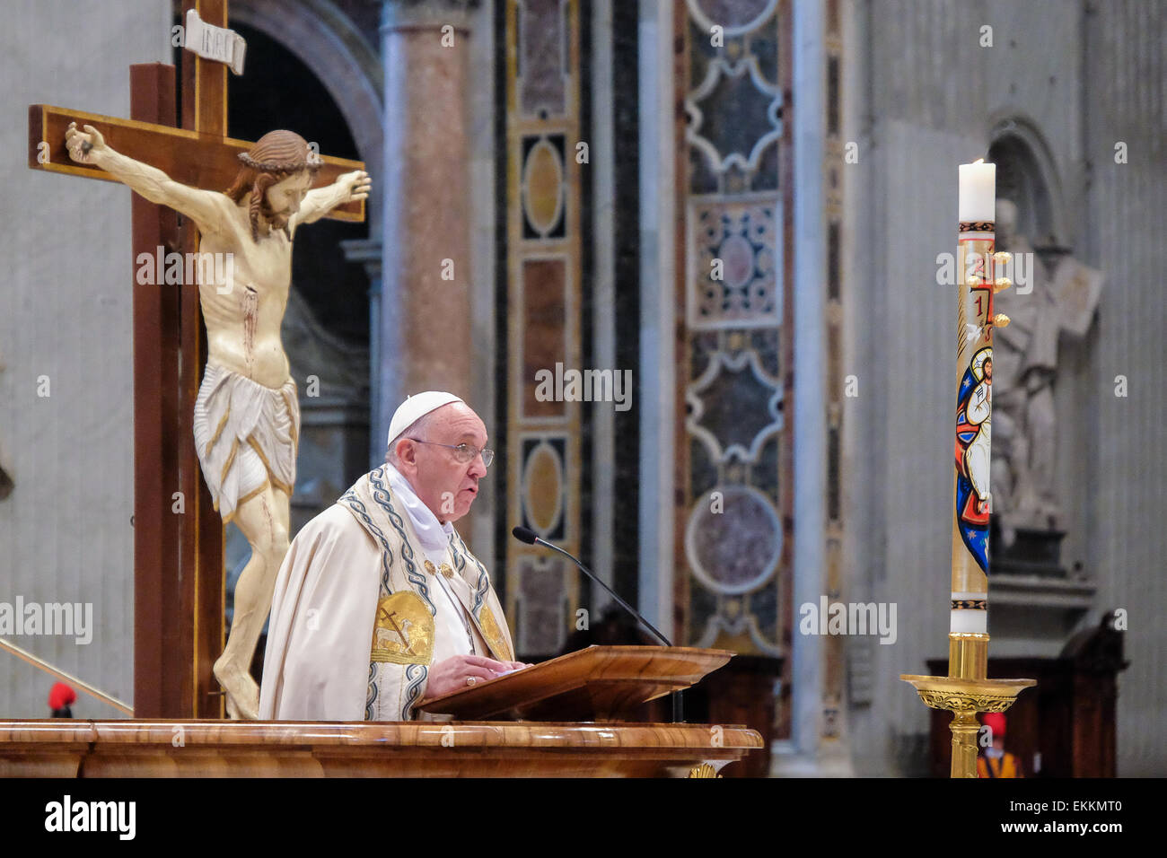 La Basilica di San Pietro e la Città del Vaticano. 11 Aprile, 2015. Papa cerimonia Francesco pubblicazione della Bolla papale Anno Santo della misericordia Credito: Davvero Facile Star/Alamy Live News Foto Stock