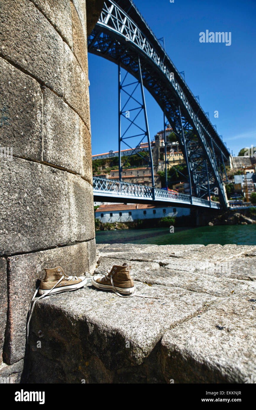 Sneakers in tela di un nuotatore accanto al Dom Luis bridge, Oporto, Portogallo Foto Stock