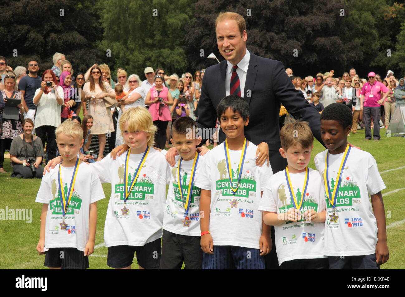 Il principe William Duca di Cambridge si unisce la pupilla su una scuola di sport giorno tenutasi presso la War Memorial Park, Coventry, England, Regno Unito Foto Stock