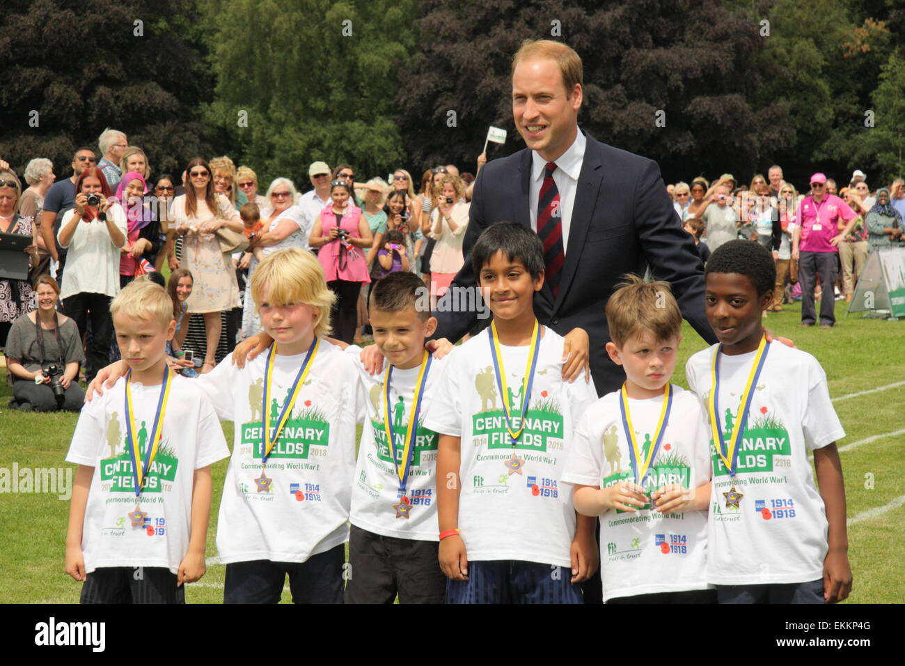 Il principe William Duca di Cambridge si unisce la pupilla su una scuola di sport giorno tenutasi presso la War Memorial Park, Coventry, England, Regno Unito Foto Stock