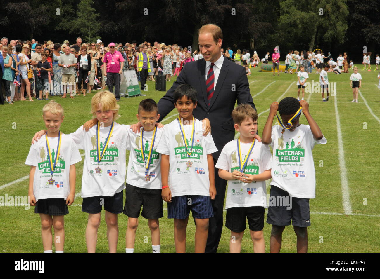 Il principe William Duca di Cambridge si unisce la pupilla su una scuola di sport giorno tenutasi presso la War Memorial Park, Coventry, England, Regno Unito Foto Stock