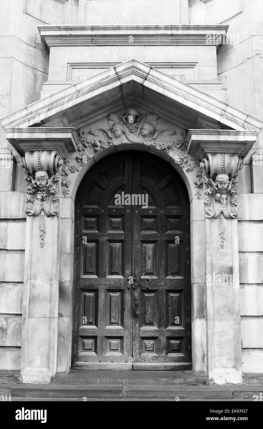 Un insieme di chiuse le porte in legno sul lato della cattedrale di San Paolo a Londra, Inghilterra. Foto Stock