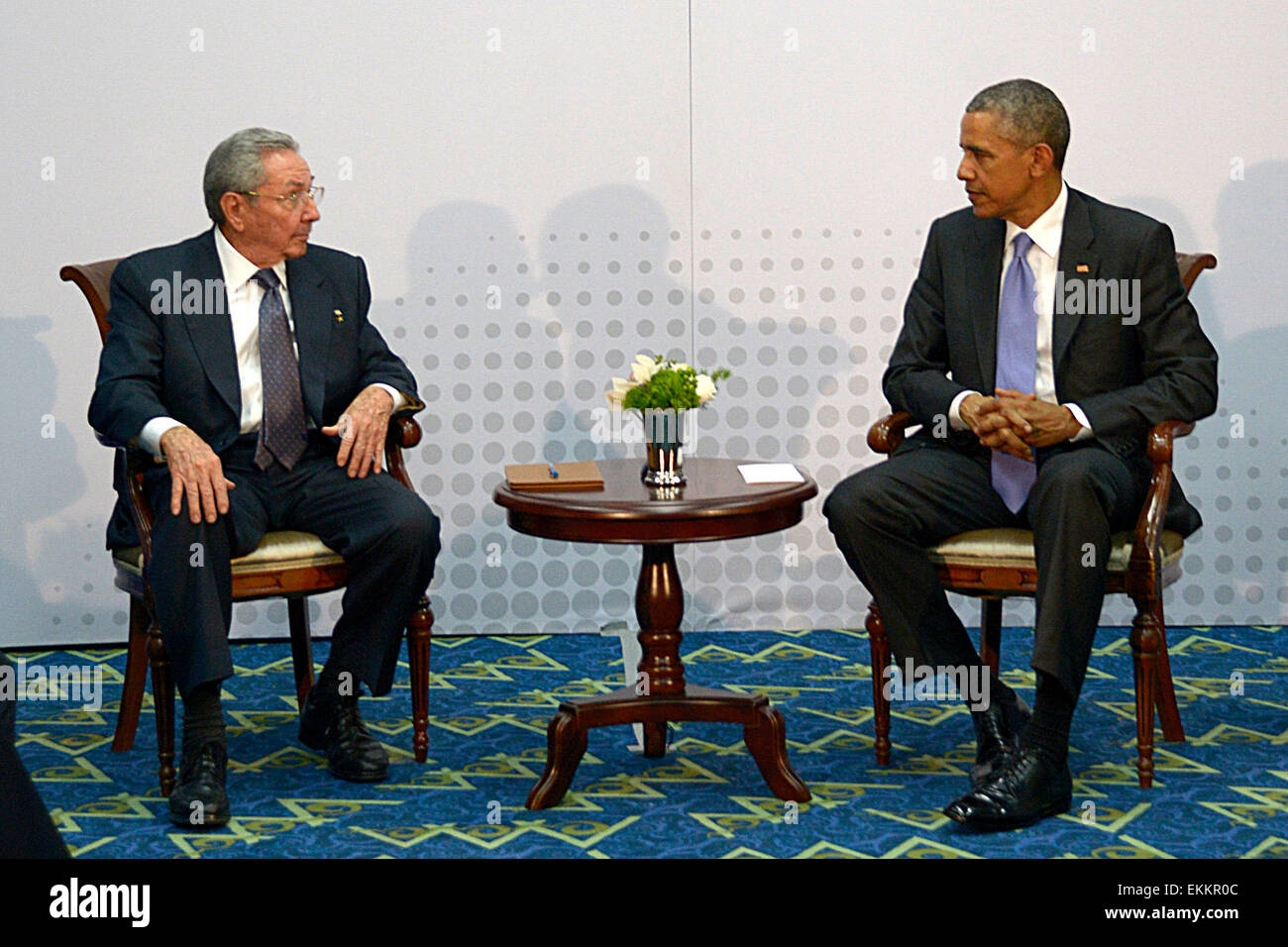 Panama City, Panama. Xi Apr, 2015. Il leader cubano Raúl Castro (L) soddisfa con U.S. Il presidente Barack Obama (R) sul margine del settimo vertice delle Americhe nella città di Panama, capitale di Panama, il 11 aprile 2015. Stati Uniti e leader cubani detenuti primi colloqui faccia a faccia in oltre mezzo secolo di Sabato nella città di Panama, nel mezzo di distensione tra le due nazioni. Credito: Estudios Revolucion/Piscina/Prensa Latina/Xinhua/Alamy Live News Foto Stock