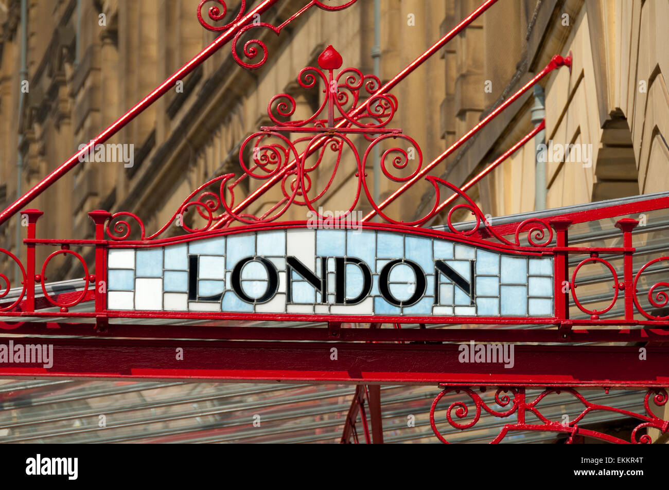 Restaurato di recente in ferro battuto e vetro piombato segno di destinazione a Victoria Station, Manchester, Inghilterra, Regno Unito Foto Stock