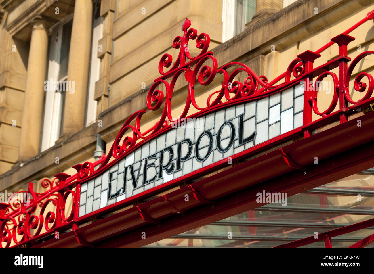 Restaurato di recente in ferro battuto e vetro piombato segno di destinazione a Victoria Station, Manchester, Inghilterra, Regno Unito Foto Stock