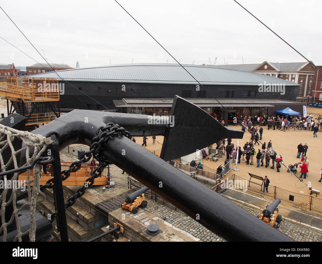 Il dispositivo di ancoraggio della HMS Victory con la Mary Rose Museum in background a Portsmouth Historic Dockyard, Hampshire Inghilterra Foto Stock