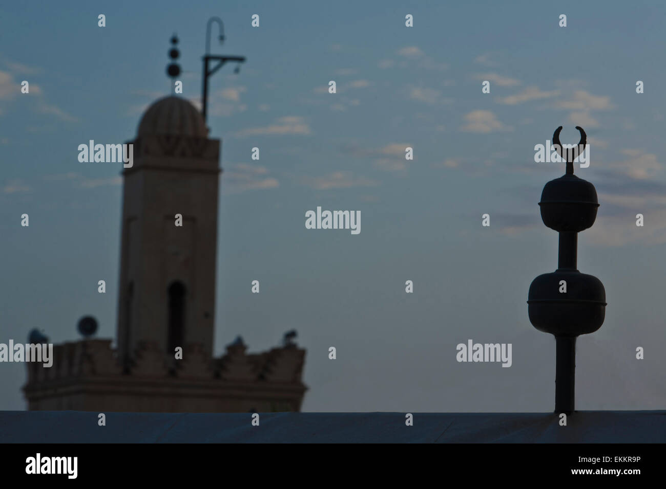 Sunrise silhouette di un minareto vicino alla piazza Jemaa El Fna, Marocco Foto Stock