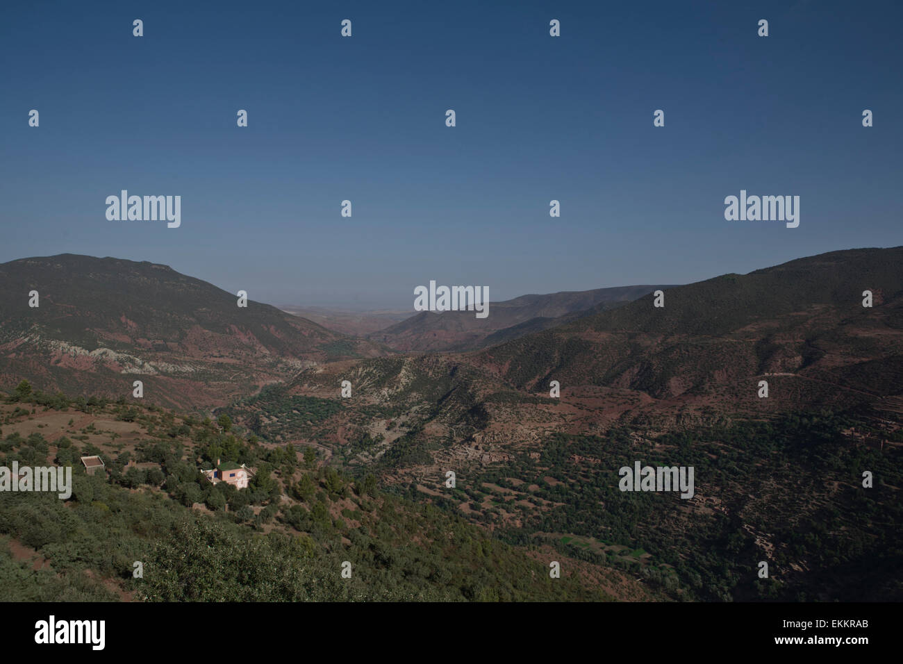 Taglio attraverso il più alto raggiunge dei monti Atlante, il Tichka offrono vedute dell'entroterra marocchino. Anche noto Foto Stock