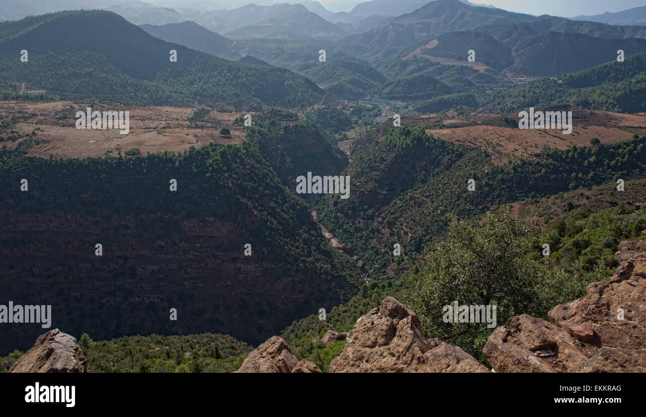 Taglio attraverso il più alto raggiunge dei monti Atlante, il Tichka offrono vedute dell'entroterra marocchino. Anche noto Foto Stock