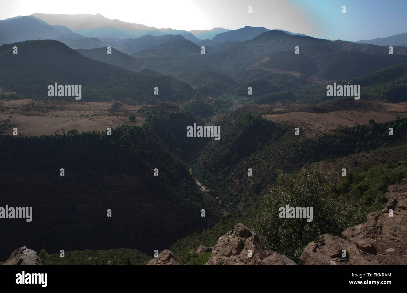 Taglio attraverso il più alto raggiunge dei monti Atlante, il Tichka offrono vedute dell'entroterra marocchino. Anche noto Foto Stock