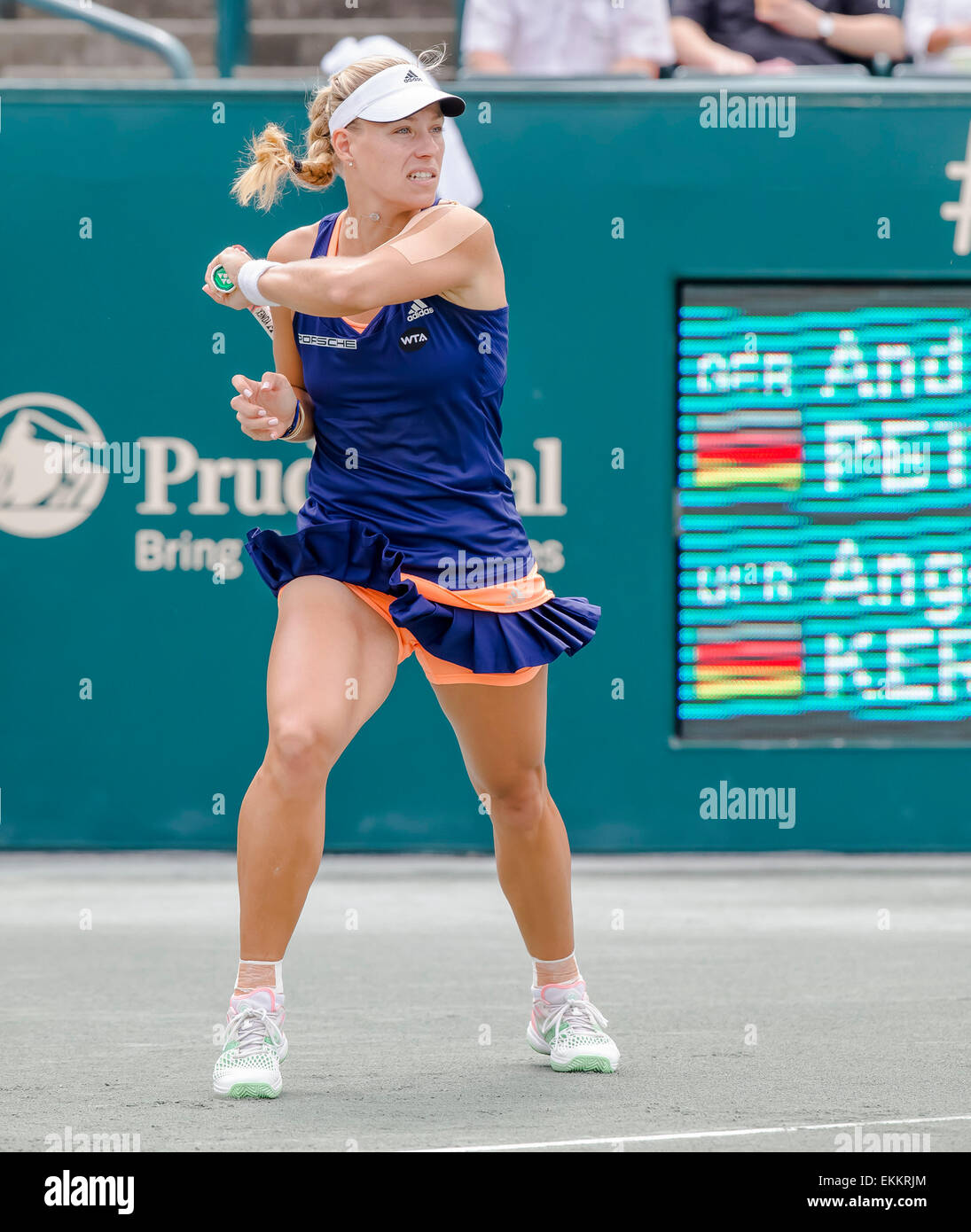 Charleston, Sc, STATI UNITI D'AMERICA. Xi Apr, 2015. [5] Angelique Kerber (GER) restituisce a servono a [3] Andrea Petkovic (GER) [5] durante il loro semifinale partita per la Family Circle Cup al Family Circle Tennis Center di Charleston, Sc.Angelique Kerber sconfigge Andrea Petkovic 6-4, 6-4 Credito: csm/Alamy Live News Foto Stock