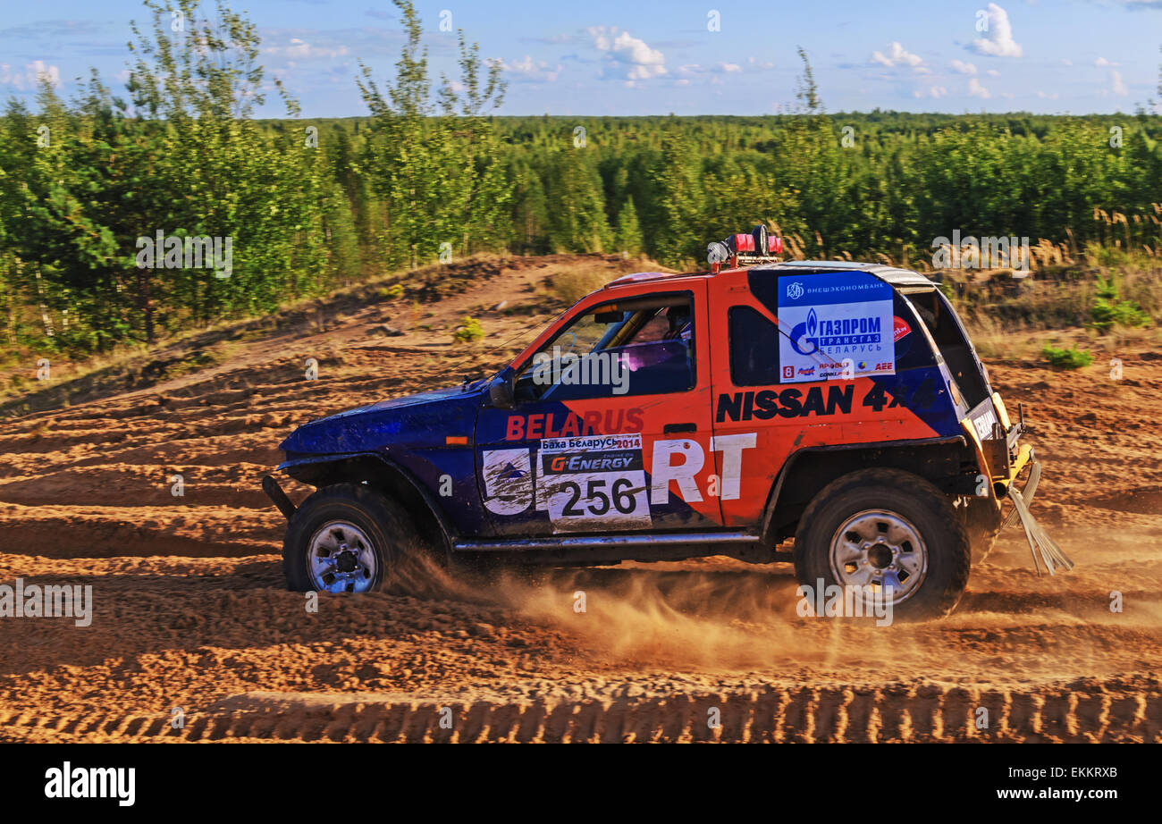 Gare su un rally-raid su dune di sabbia. Rally-raid Baha " Bielorussia " 2014 - primo giorno. Foto Stock