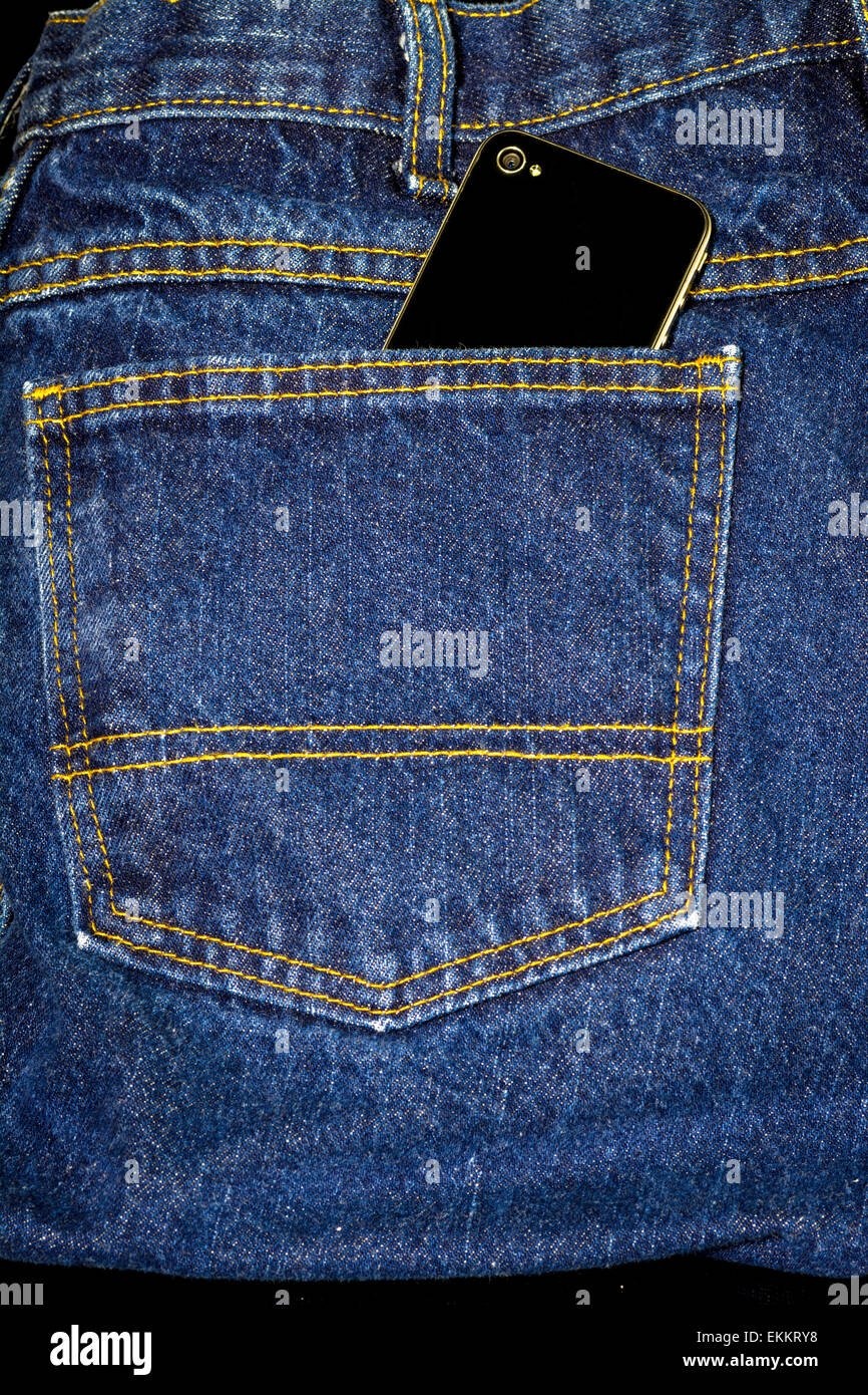 Smart phone nella tasca dei jeans Foto Stock