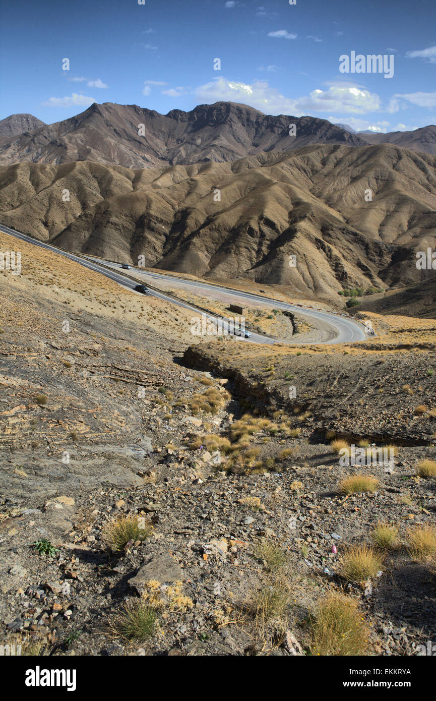 Taglio attraverso il più alto raggiunge dei monti Atlante, il Tichka offrono vedute dell'entroterra marocchino. Anche noto Foto Stock