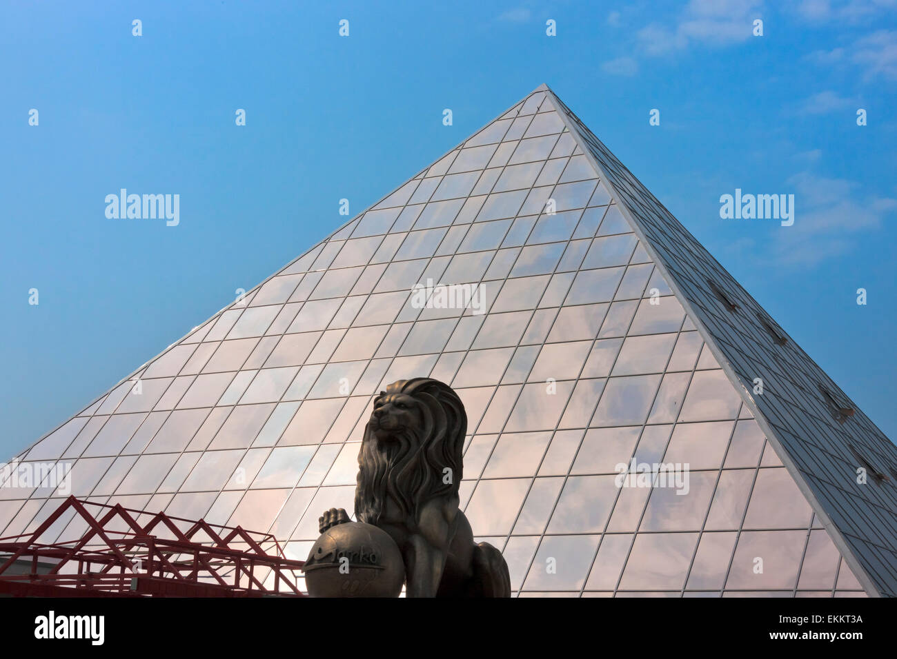 Lion statua che si trova nella parte anteriore di una piramide a forma di costruzione, Vitebsk, Bielorussia Foto Stock