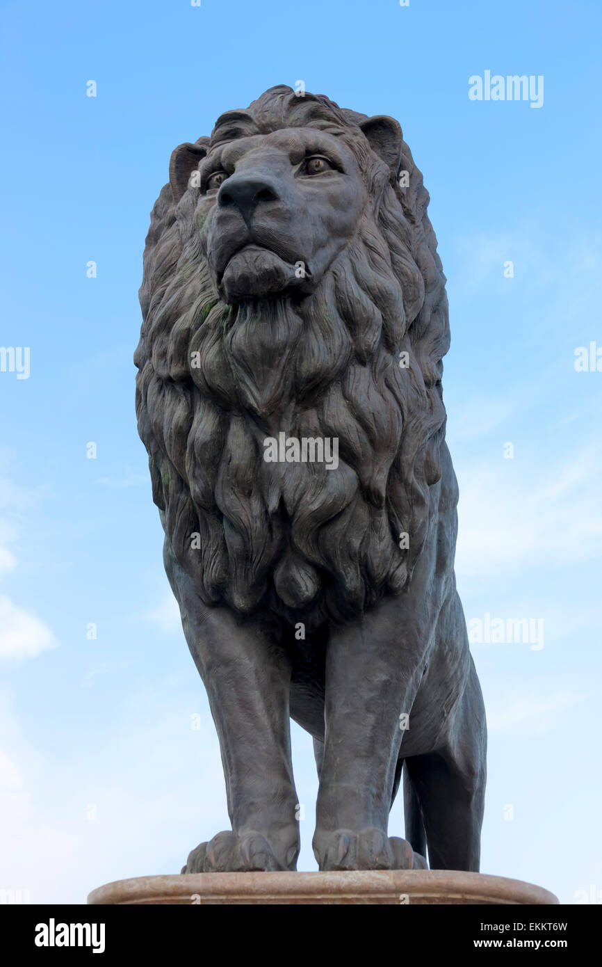Statua di Lion su Goce Delchev Bridge, Skopje, Repubblica di Macedonia, Europa Foto Stock