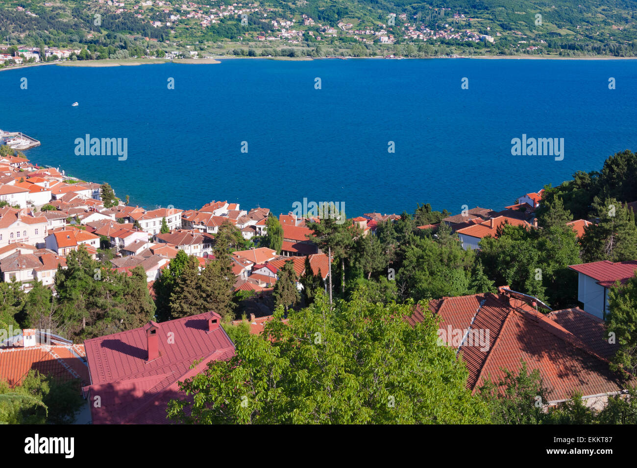 Vista di case dal lago di Ohrid, Ohrid, Repubblica di Macedonia Foto Stock