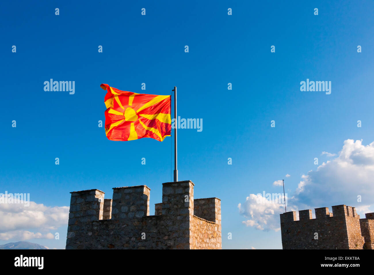 Lo Zar Samuil della fortezza con bandiera nazionale, Ohrid, Repubblica di Macedonia Foto Stock