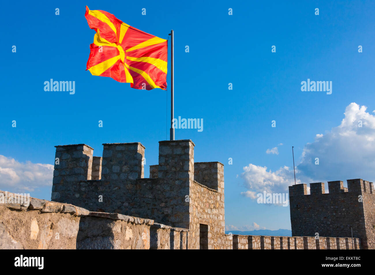 Lo Zar Samuil della fortezza con bandiera nazionale, Ohrid, Repubblica di Macedonia Foto Stock
