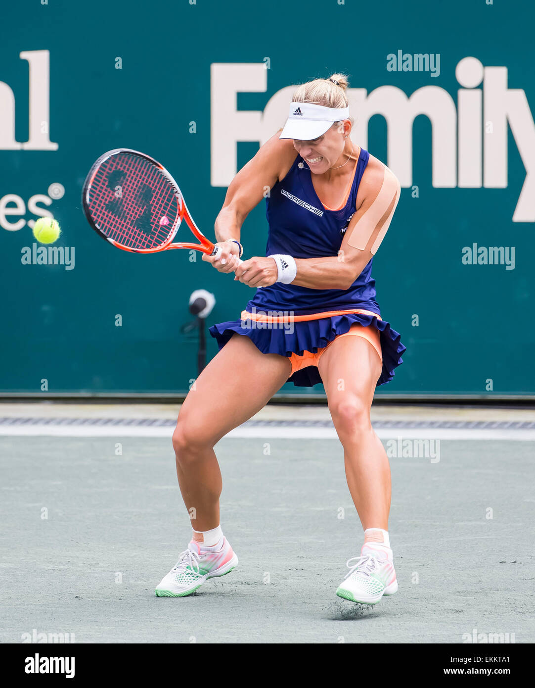 Charleston, Sc, STATI UNITI D'AMERICA. Xi Apr, 2015. [5] Angelique Kerber (GER) restituisce a servono a [3] Andrea Petkovic (GER) [5] durante il loro semifinale partita per la Family Circle Cup al Family Circle Tennis Center di Charleston, Sc.Angelique Kerber sconfigge Andrea Petkovic 6-4, 6-4 Credito: csm/Alamy Live News Foto Stock