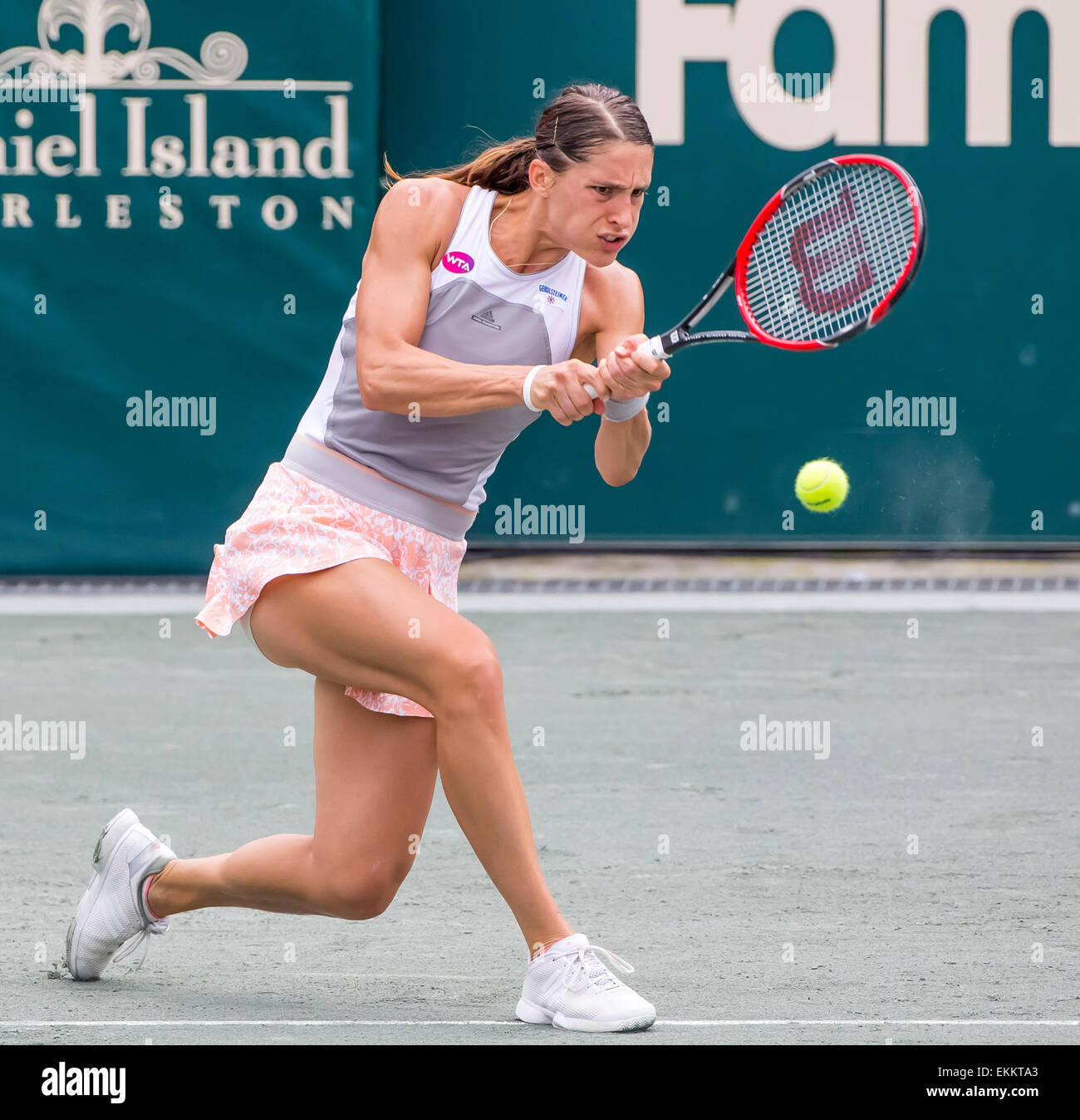 Charleston, Sc, STATI UNITI D'AMERICA. Xi Apr, 2015. [3] Andrea Petkovic (GER) restituisce una raffica di [5] Angelique Kerber (GER) durante il loro semifinale partita per la Family Circle Cup al Family Circle Tennis Center di Charleston, Sc.Angelique Kerber sconfigge Andrea Petkovic 6-4, 6-4 Credito: csm/Alamy Live News Foto Stock