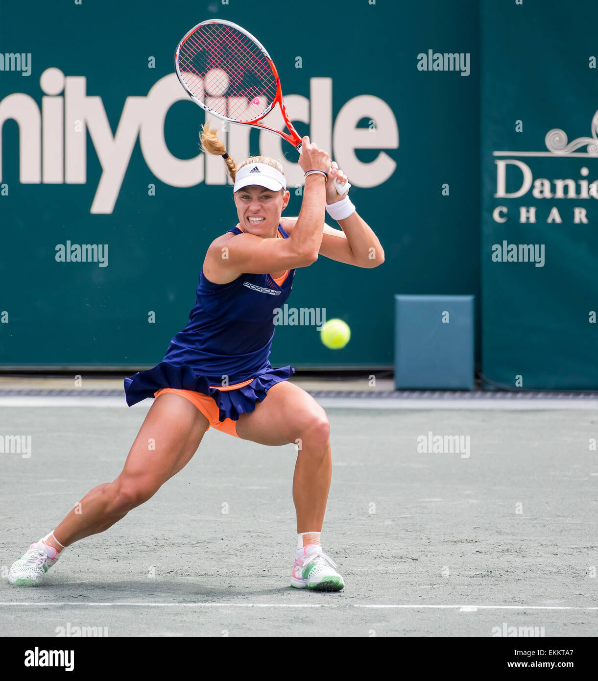 Charleston, Sc, STATI UNITI D'AMERICA. Xi Apr, 2015. [5] Angelique Kerber (GER) restituisce a servono a [3] Andrea Petkovic (GER) [5] durante il loro semifinale partita per la Family Circle Cup al Family Circle Tennis Center di Charleston, Sc.Angelique Kerber sconfigge Andrea Petkovic 6-4, 6-4 Credito: csm/Alamy Live News Foto Stock